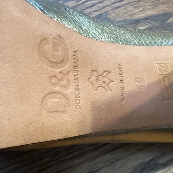 Dolce & Gabbana Metallic Gold High Heel Pumps with Buckle Detail. Size 40 - Picture 8 of 10